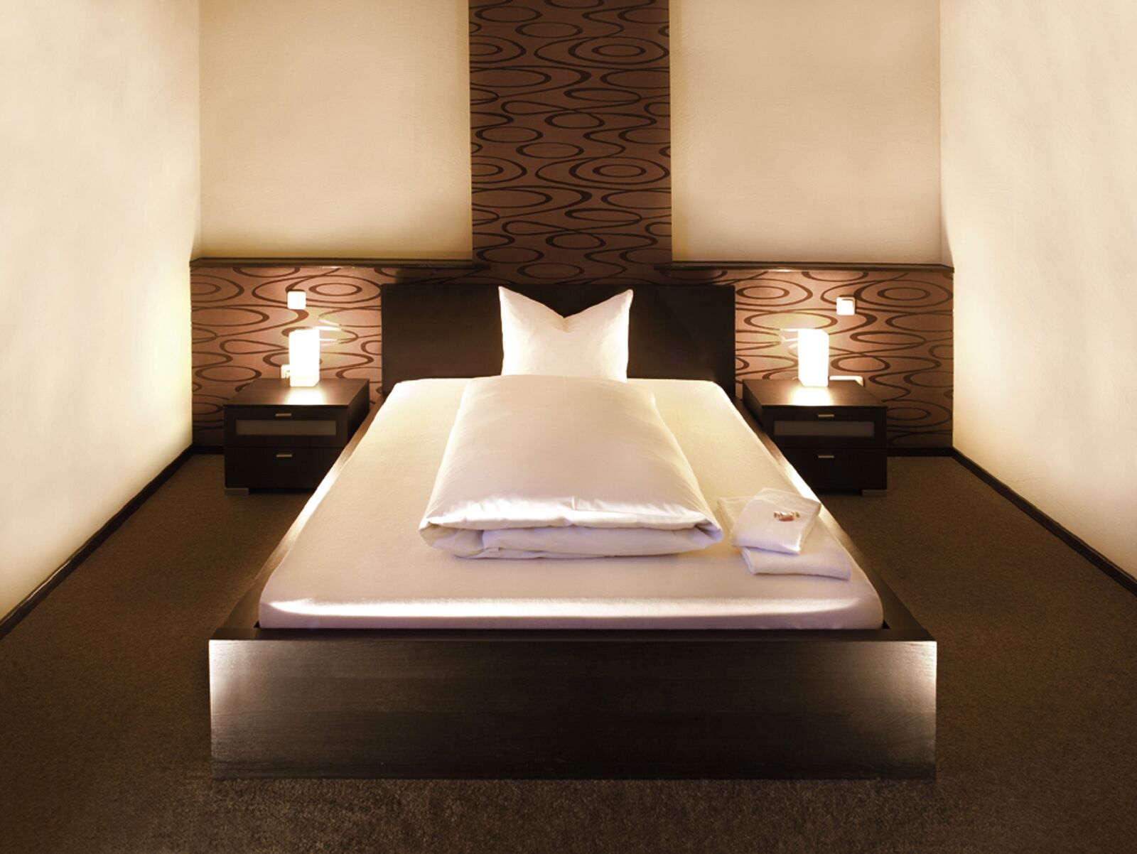 Hotelzimmer mit Doppelbett im Hotel Goldener Falke in Augsburg